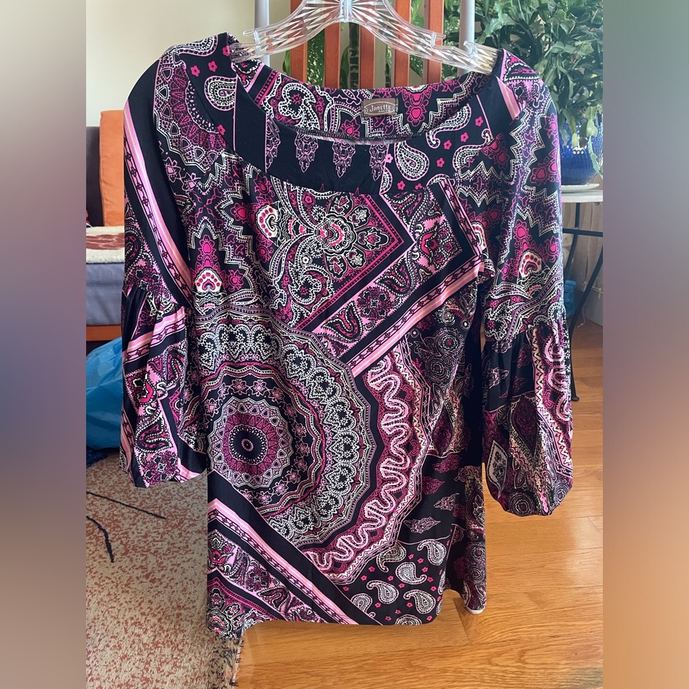 Women’s top size medium